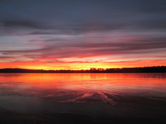 Solnedgång mot isbelagd Rådasjön